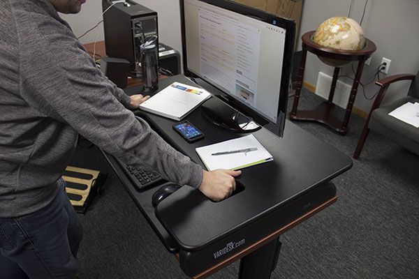 Adjusting the height on the Varidesk EXEC 40