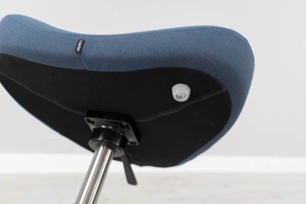 Picture of stopper on bottom of seat pad
