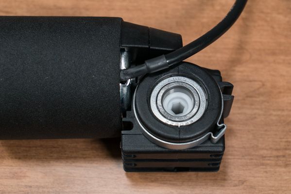 Enclosed worm drive and gear on VertDesk