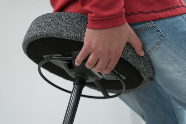 Height adjustment handle on Pogo