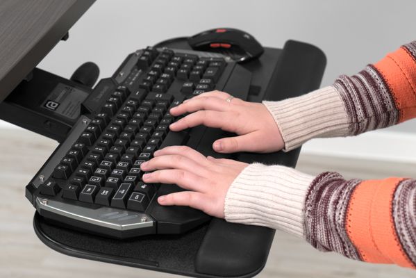 Hard to reach keys with built-in wrist support on keyboard