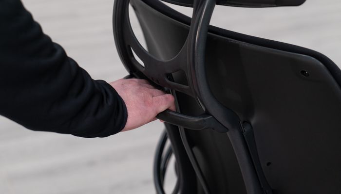 Pull handle on backrest
