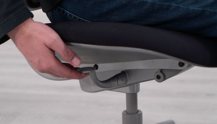 Seat height adjustment lever on the Liberty