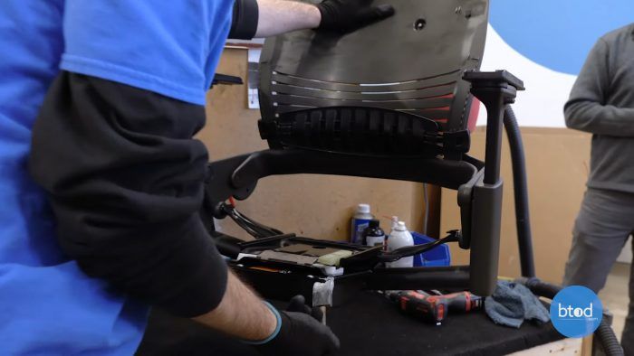 Lubricating sliding seat mechanism on Leap