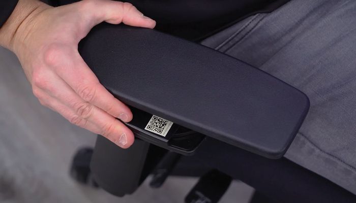 Width Adjustment on Amia Chair