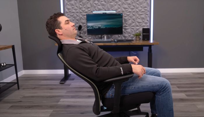 The recline in the office chair