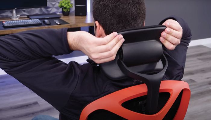 The comfortable headrest when leaning back