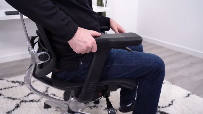Neue arms can be noisy when adjusting