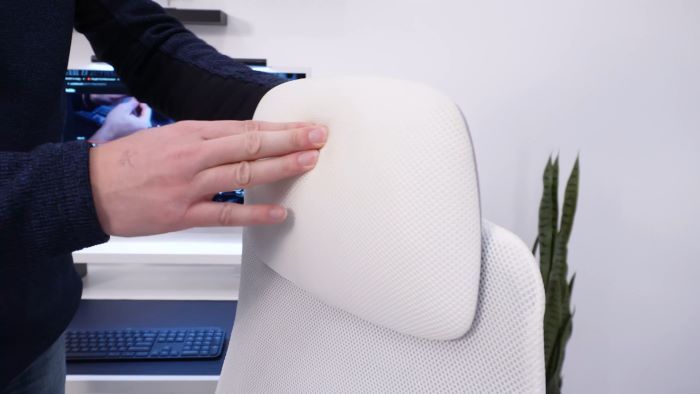 Clunky and uncomfortable headrest