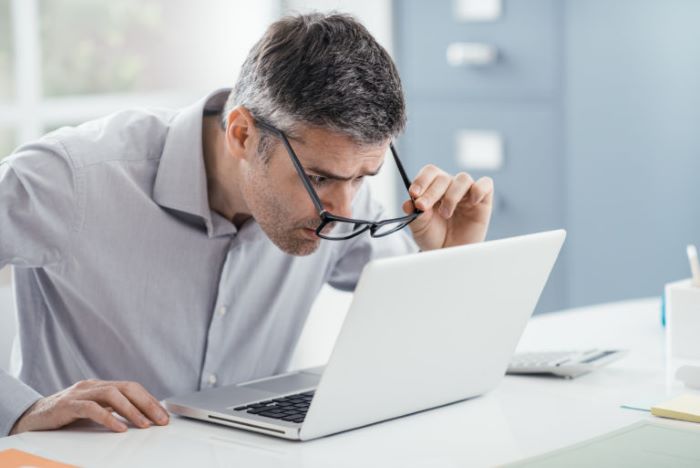 Vertical monitor orientation is more comfortable when reading
