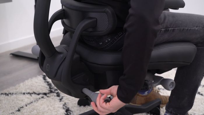 The easily accessible tension knob