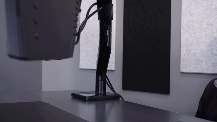 Has great cable management to keep cables organized